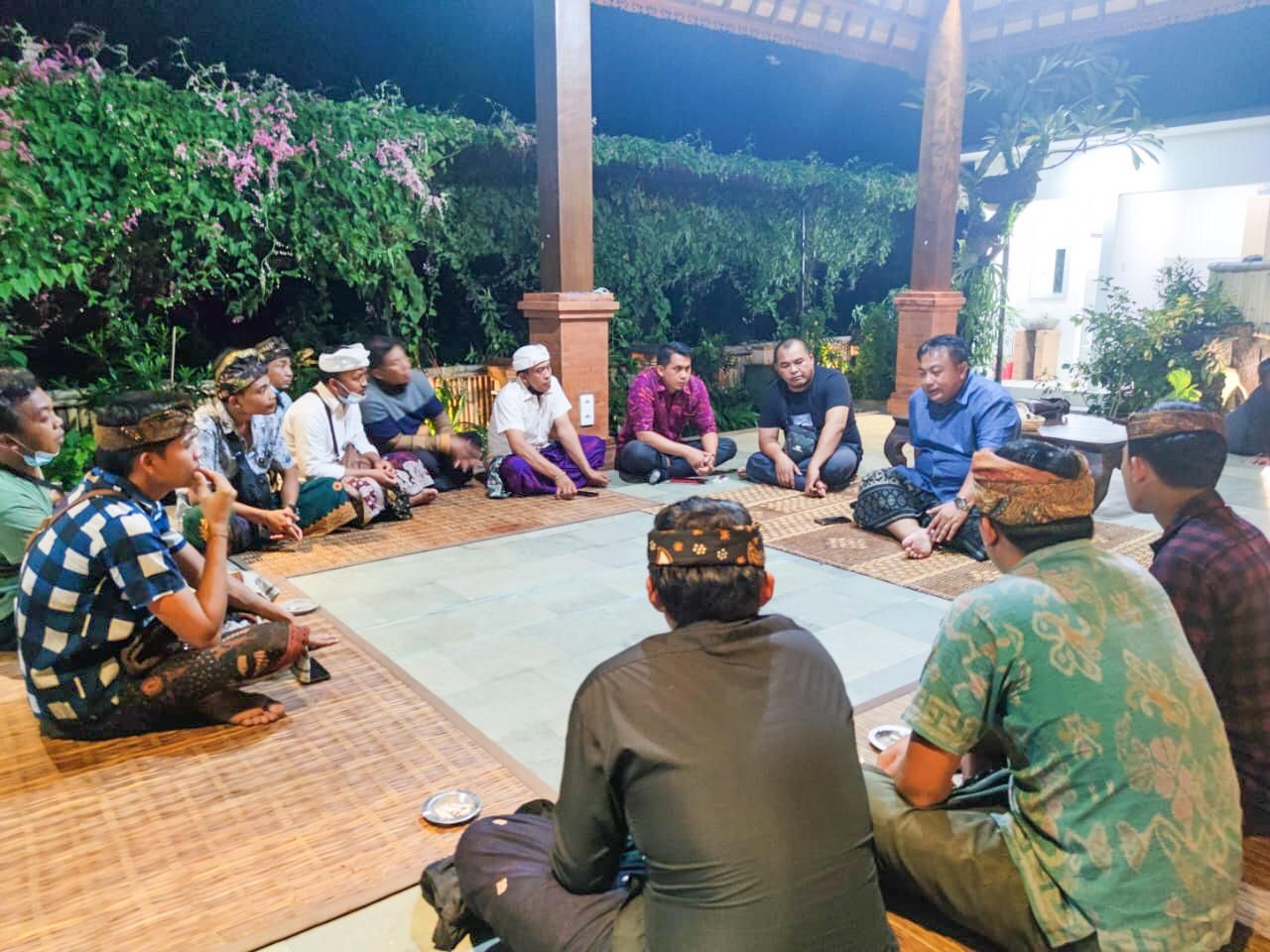 podiumnews.com-Belasan Sopir dan Kernet DAMRI kena PHK Mengadu ke Rumah Aspirasi Nyoman Parta